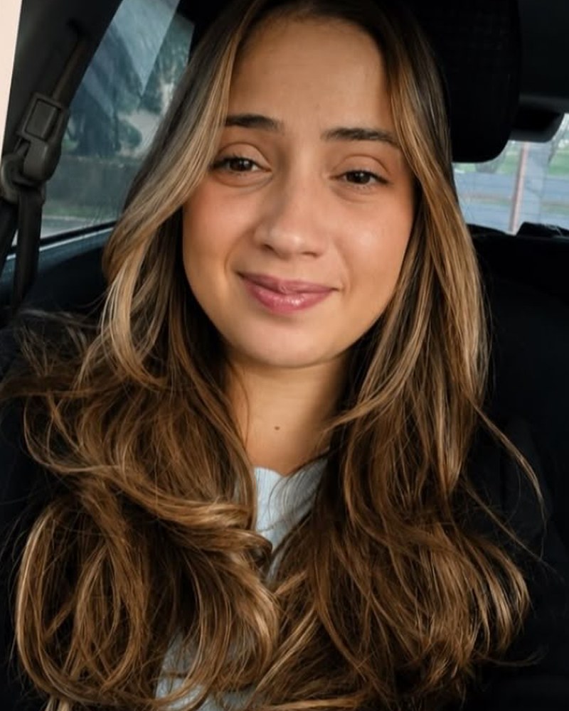 Juliana, artesã e fundadora do Ateliê Entre Traços