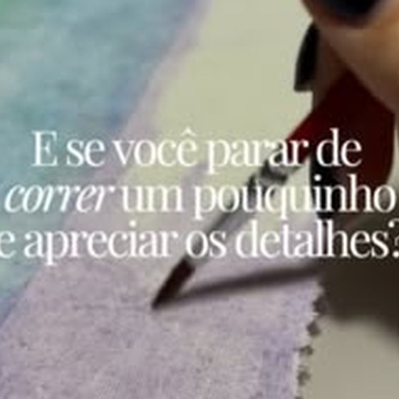 Mãos bordando em bastidor